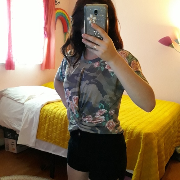 TINYWILLOW // ROSES & ARMY FADED STYLE TOP - Picture 1 of 8